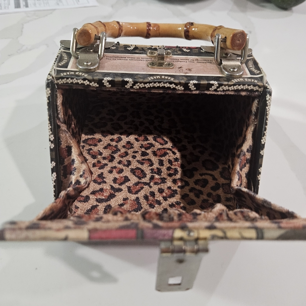 Handmade Unique Purse Romantic Comic Cigar Box Purse - Picture 12 of 16
